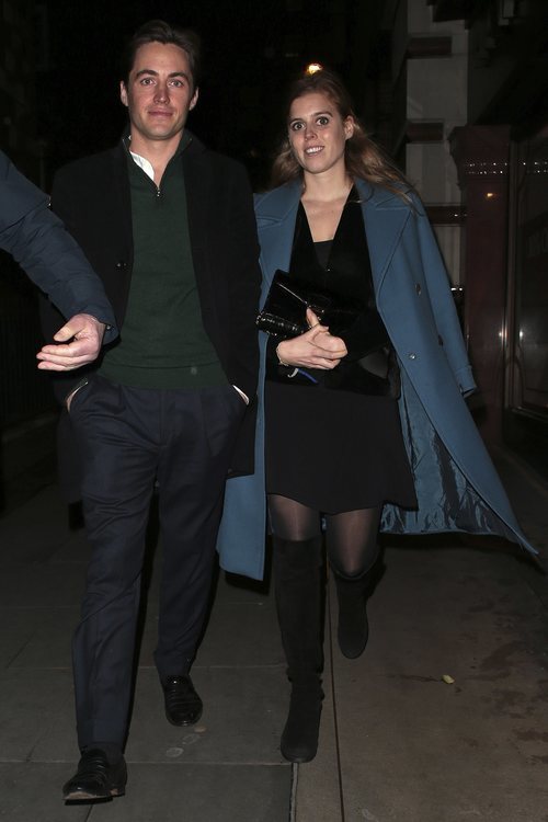 Beatriz de York con abrigo azul y vestido negro de cena en Londres