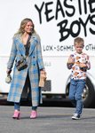 Hilary Duff con abrigo de cuadros junto a su hijo en Los Ángeles