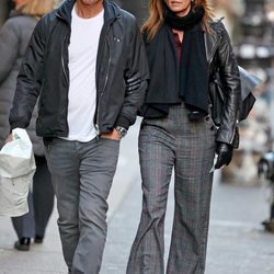 Cindy Crawford junto a Rande Gerber con pantalones campana en Nueva York
