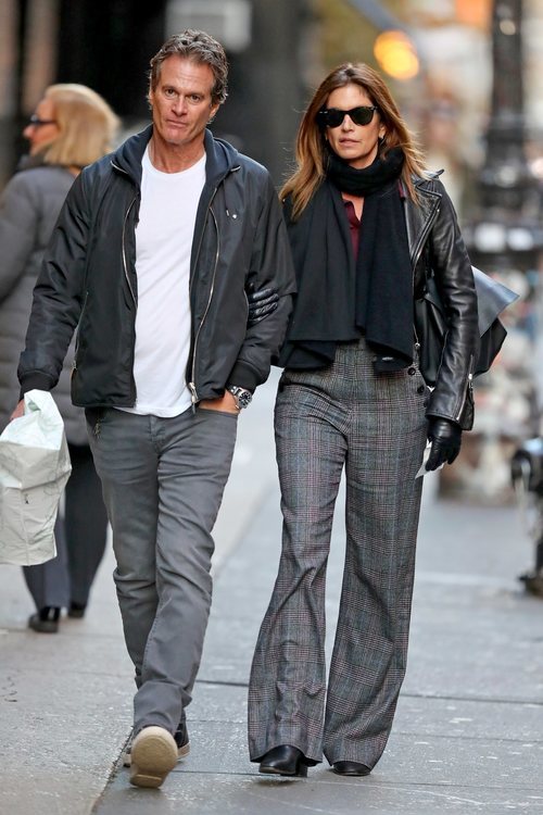 Cindy Crawford junto a Rande Gerber con pantalones campana en Nueva York