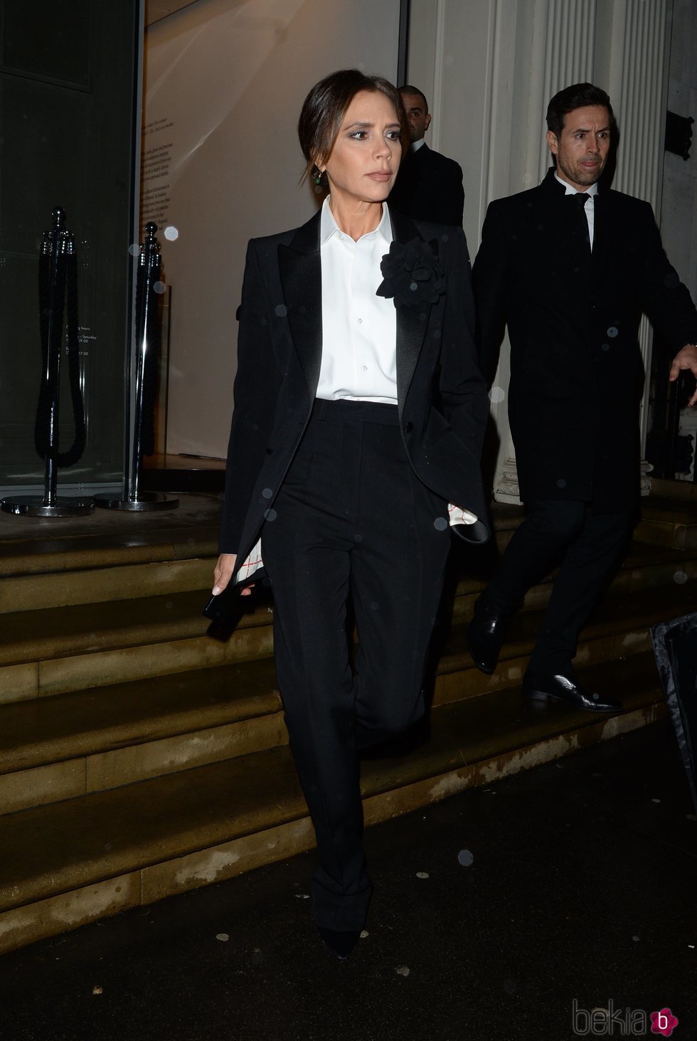 Victoria Beckham con un dos piezas negro en Londres