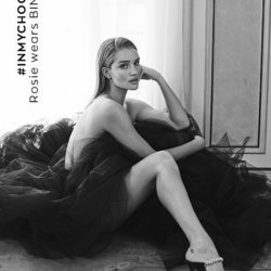 Rosie Huntington con zapatos 'BING 100' de Jimmy Choo