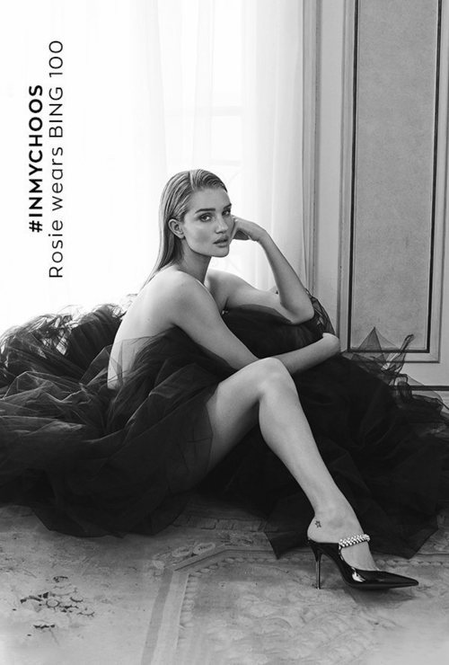 Rosie Huntington con zapatos 'BING 100' de Jimmy Choo