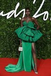 Adut Akech con un vestido de Valentino Alta Costura otoño/invierno 2019 en lo British Fashion Awards 2019