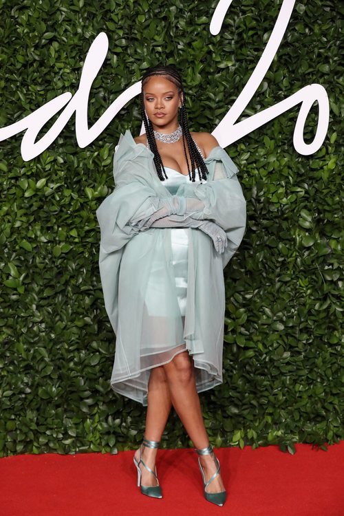 Rihanna con vestido azul turquesa en los British Fashion Awards 2019
