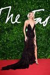 Stella Maxwell con vestido negro de transparencias en los British Fashion Awards 2019