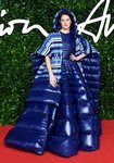 Shailene Woodley con vestido azul acolchado en los British Fashion Awards 2019