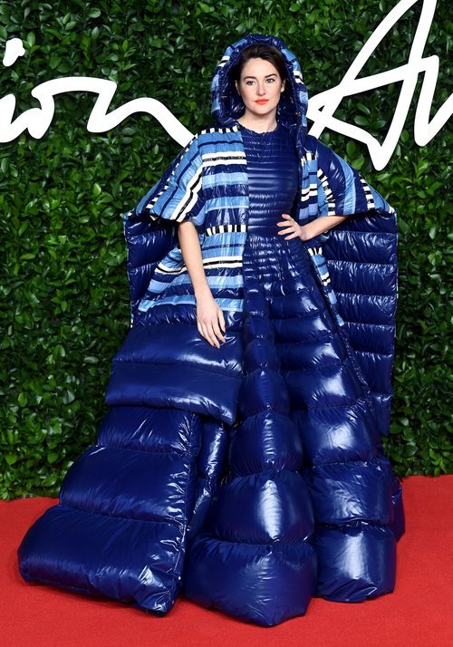 Shailene Woodley con vestido azul acolchado en los British Fashion Awards 2019