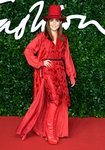 Noomi Rapace con dos piezas rojo y gorro a juego en los British Fashion Awards 2019