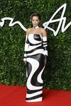 Rita Ora con vestido blanco y negro en palabra de honor en los British Fashion Awards 2019