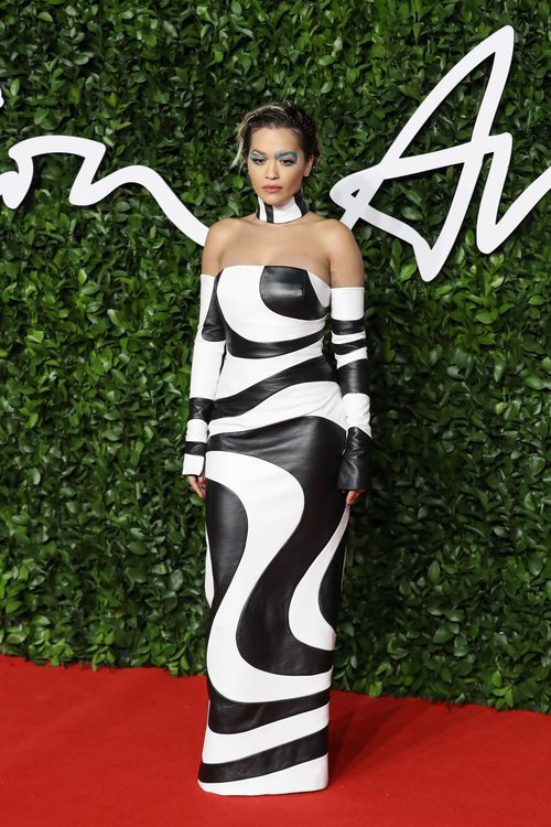 Rita Ora con vestido blanco y negro en palabra de honor en los British Fashion Awards 2019