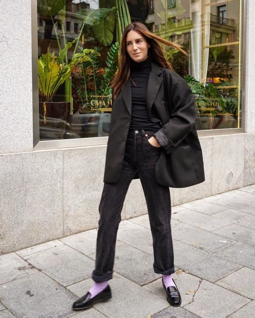 Gala González con un total look negro por las calles de Madrid
