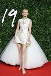 Tatiana Korsakova con vestido blanco con cola de tul en los British Fashion Awards 2019