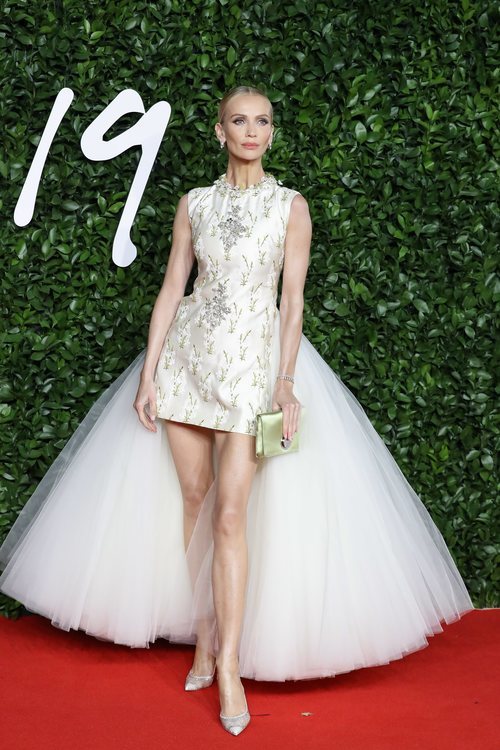 Tatiana Korsakova con vestido blanco con cola de tul en los British Fashion Awards 2019