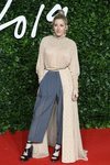 Ellie Goulding con blusa rosa palo con abertura frontal en los British Fashion Awards 2019