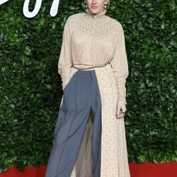 Ellie Goulding con blusa rosa palo con abertura frontal en los British Fashion Awards 2019