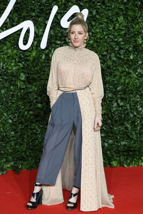Ellie Goulding con blusa rosa palo con abertura frontal en los British Fashion Awards 2019