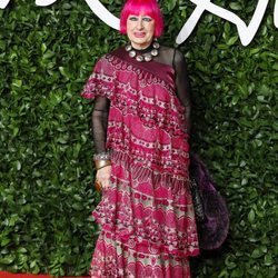 Sandra Rhodes con vestido de mandalas rosa en los British Fashion Awards 2019