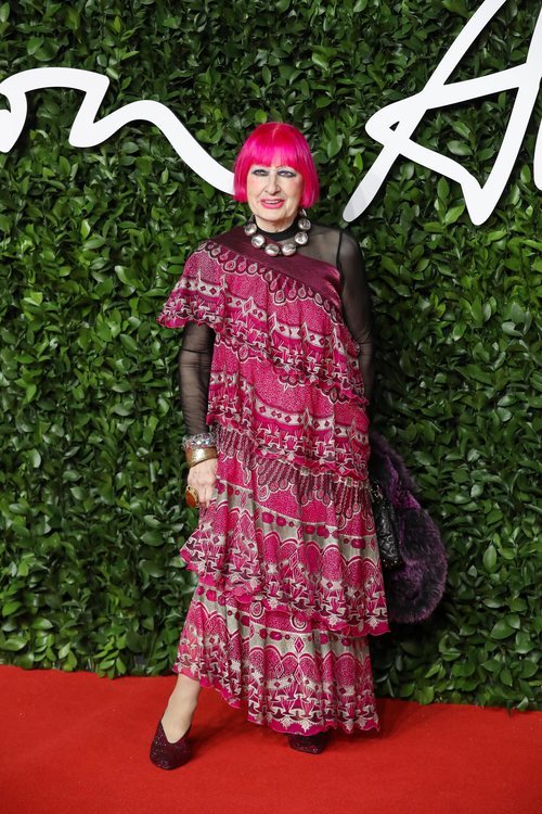 Sandra Rhodes con vestido de mandalas rosa en los British Fashion Awards 2019