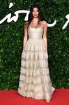 Sara Sampaio con vestido de transparencias color beige en los British Fashion Awards 2019