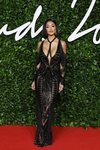Nicole Scherzinger con vestido negro y aberturas en los British Fashion Awards 2019