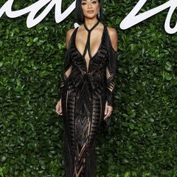 Nicole Scherzinger con vestido negro y aberturas en los British Fashion Awards 2019