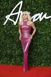 Donatella Versace con vestido efecto corpiño fucsia en los British Fashion Awards 2019