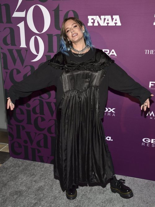 To Love con un vestido túnica negro en los N Achievement Awards 2019