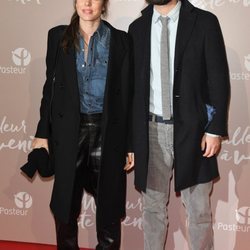 Carlota Casiraghi con un look casual negro y vaquero en la premiere de 'Lo mejor está por venir'