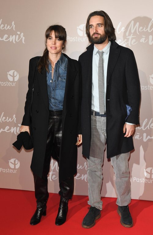 Carlota Casiraghi con un look casual negro y vaquero en la premiere de 'Lo mejor está por venir'