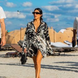 Kourtney Kardashian con vestido blanco y negro de paseo por la playa en Miami