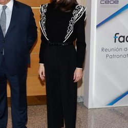 La Reina Letizia con un jersey de Urterqüe en la reunión del Patronato de la Fundación de Ayudan contra la Drogadicción 2019