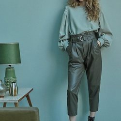 Pantalón paper bag de la colección 'A todo color' de Stradivarius