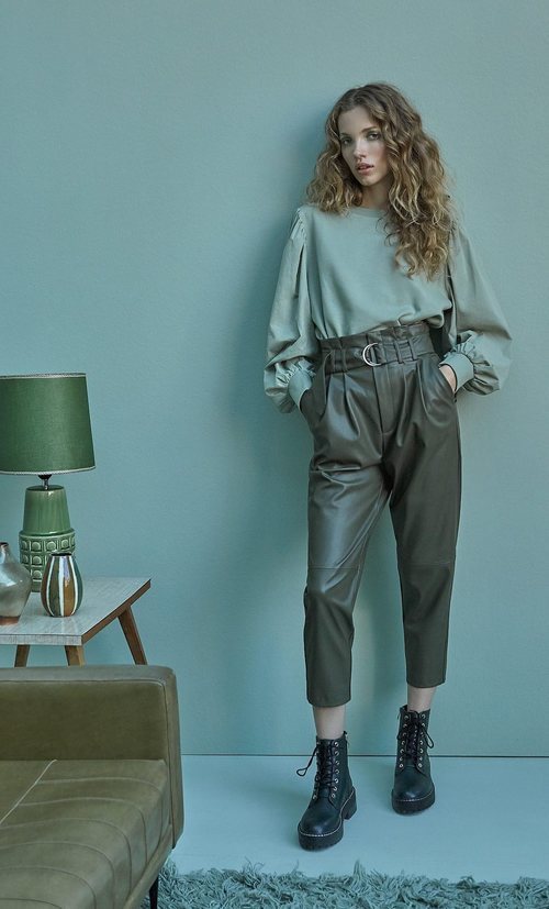 Pantalón paper bag de la colección 'A todo color' de Stradivarius