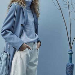 Abrigo de doble abotonadura de la colección 'A todo color' de Stradivarius