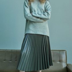 Falda midi plisada de la colección 'A todo color' de Stradivarius