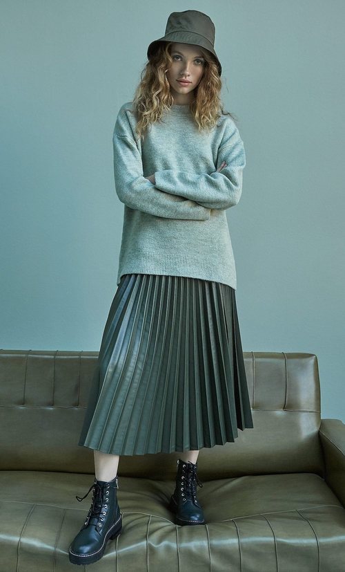 Falda midi plisada de la colección 'A todo color' de Stradivarius