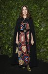 Lola Kirke con un vestido estampado egipcio de Chanel en un evento de Chanel nº5