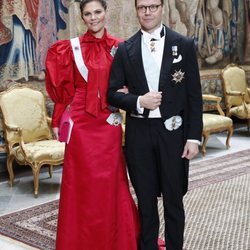 La Princesa Victoria de Suecia con un vestido demasiado pomposo en la cena de nobles de Suecia