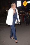 Karlie Kloss con mono azul y abrigo de pelo blanco en Nueva York