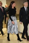 La Reina Letizia con falda de estampado de serpiente de Zara en un evento de la Fundación Abertis