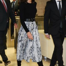 La Reina Letizia con falda de estampado de serpiente de Zara en un evento de la Fundación Abertis