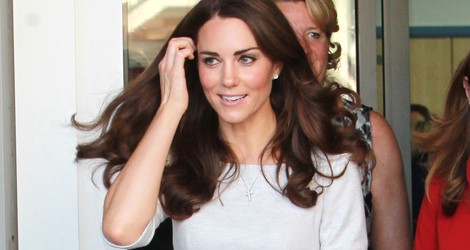 Catalina de Cambridge con un vestido de cóctel de manga francesa