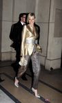 Charlene de Mónaco con blazer dorada con cinturón plateado