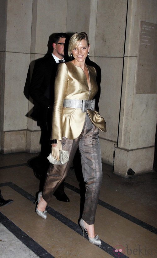 Charlene de Mónaco con blazer dorada con cinturón plateado