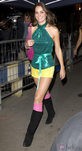 Catalina de Cambridge con shorts amarillos y camisa de paillettes