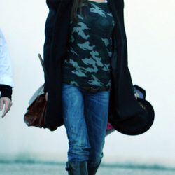Sara Carbonero con jeans y camiseta militar