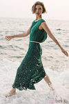 Arizona Muse con vestido griego en verde esmeralda
