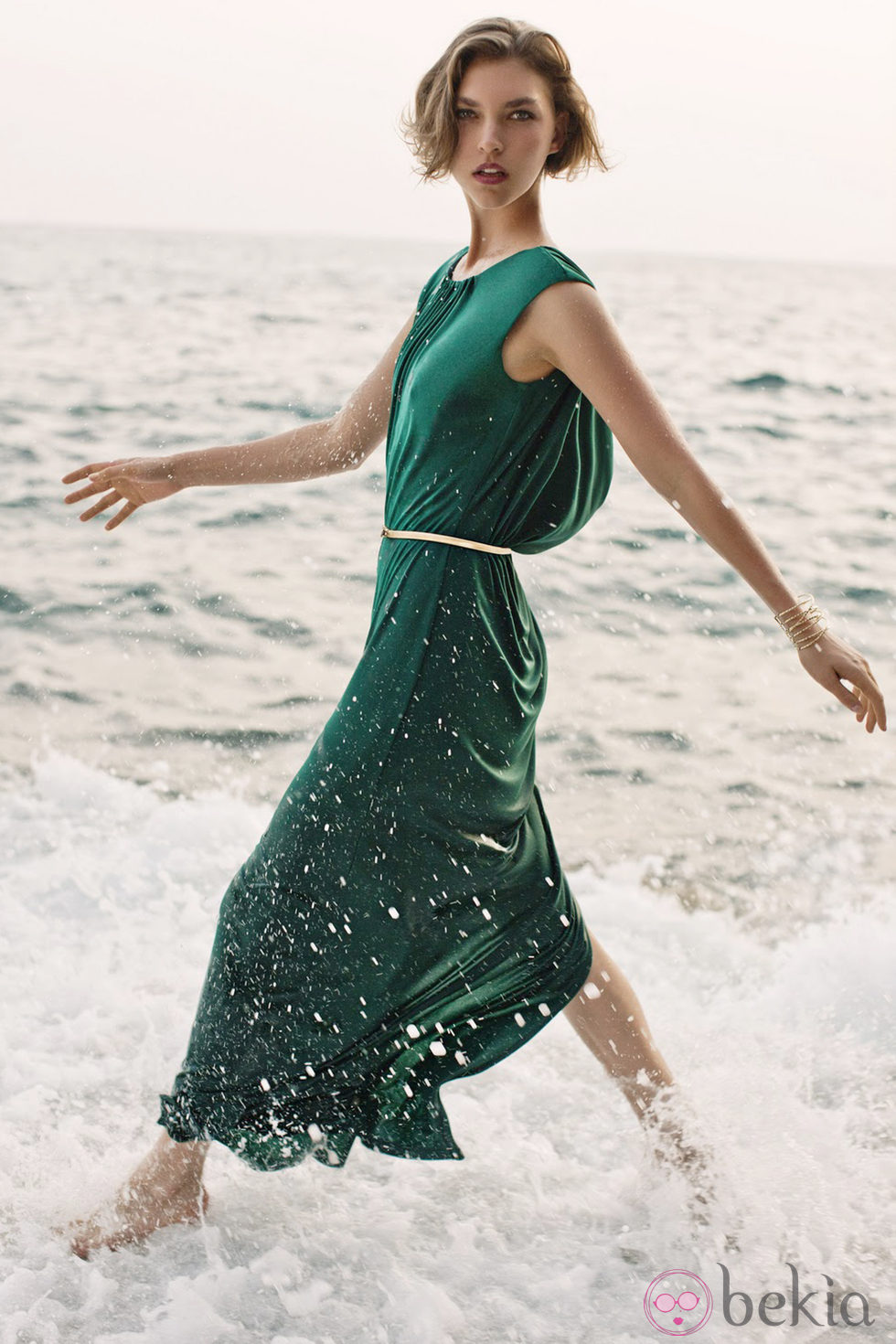 Arizona Muse con vestido griego en verde esmeralda