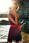 Arizona Muse con vestido griego en morado